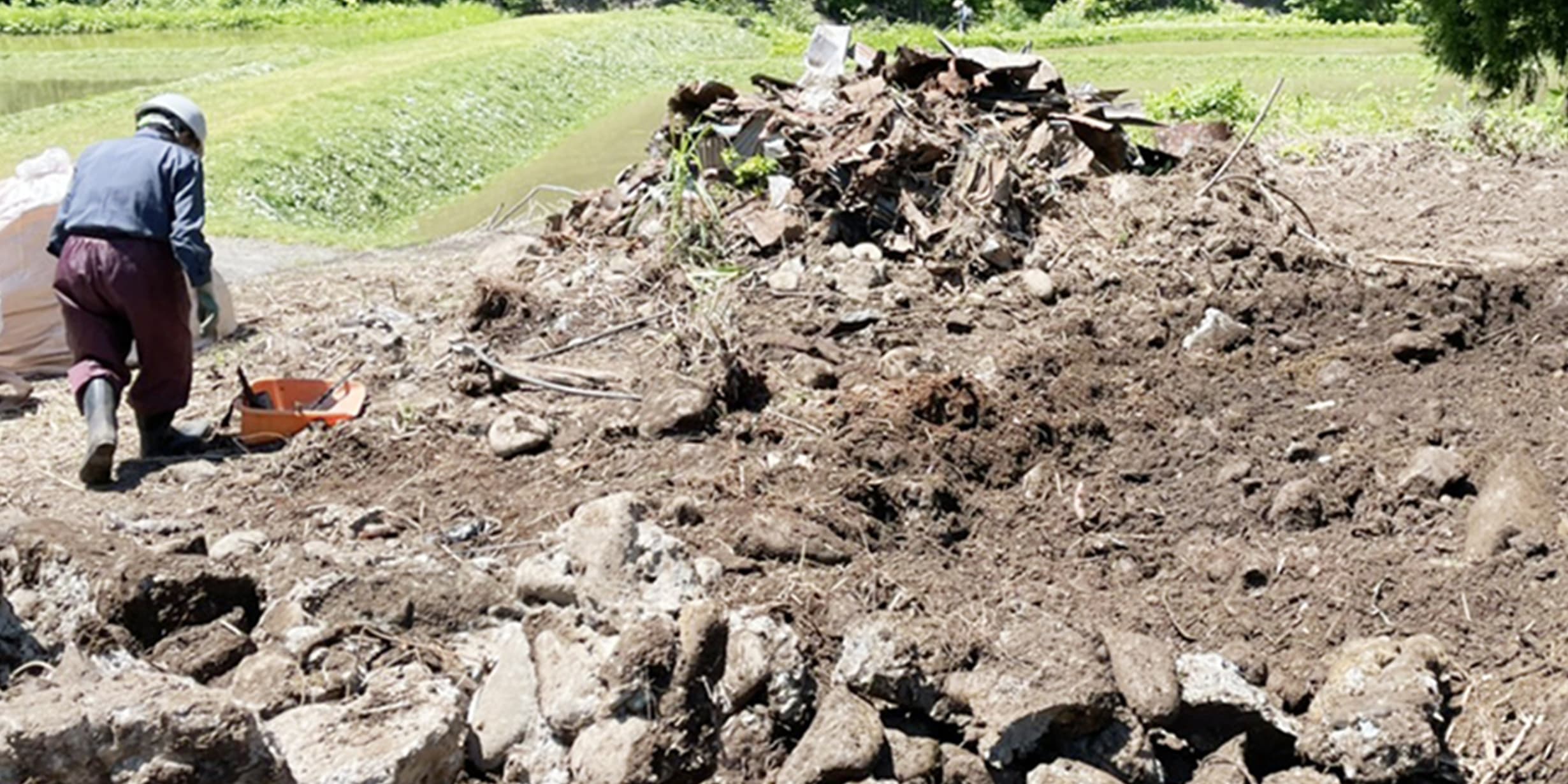 敷地内の瓦礫（ガラ）撤去と整地作業を行う作業員