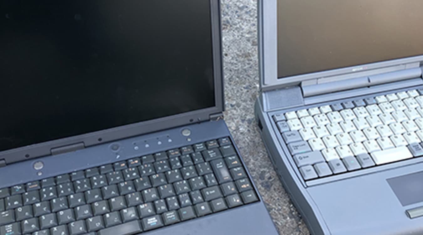 不用品回収・処分の対象となる古いノートパソコン2台