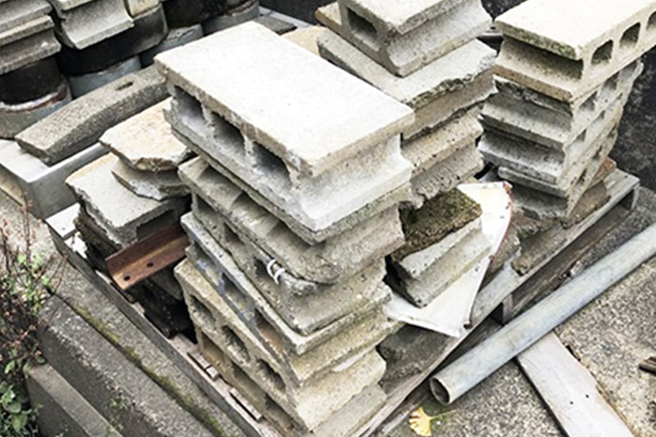 処分対象として積み上げられたコンクリートブロックと建築廃材